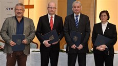P�edseda vlády Bohuslav Sobotka podepsal 22. prosince v Praze se zástupci...