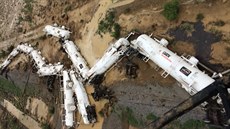 V Austrálii v neděli vykolejil vlak s dvěma sty tisíci litry kyseliny sírové....