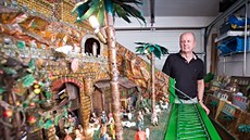 Léka Pavel Sadovský opravil Vajerv mechanický a zvukový betlém, který bude k...