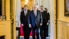 Prezident Milo� Zeman p�ichází spolu s mluv�ím Ji�ím Ov�á�kem a protokolá�em...