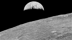 Po návratu posádky lodi Apollo 8 jsme si s obdivem prohlíeli tuto fotografii, která je dodnes symbolem jednoho z milník pronikání lidstva do blízkého kosmu.