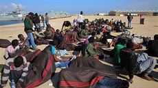 Migranti na námoní základn v Tripolisu odpoívají poté, co byli zachránni ze...