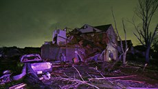 Trosky domu zničeného tornádem v texaském Rowlettu (26. prosince 2015)