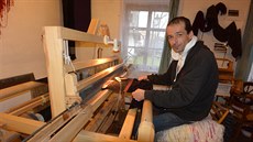 Tkadlec Josef Fidler p�i práci na svém stavu.