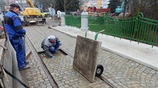 Na tramvajovou dopravu v Jihlav nov upomíná i pamtní deska. Vsazena byla...