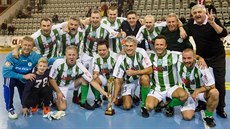 Fotbalisté Bohemians slaví vítězství na Vánočním turnaji internacionálů v Praze.
