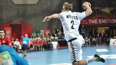 �eský házenká� Jakub Hrstka zakon�uje v utkání proti Íránu.