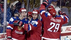 Ruští hokejisté do 20 let slaví gól.