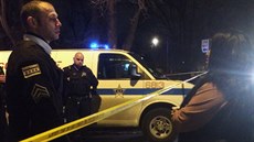 Policejní serant mluví se svdkyní stelby v Chicagu. Policie tam 6. prosince...