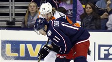 Jakub Vorá�ek (vzadu) z Philadelphie v souboji s  Mattem Calvertem z Columbusu.