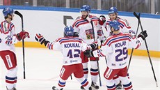 Čeští hokejisté se radují z trefy proti Rusku.
