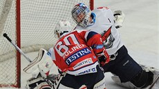 Chomutovský branká� Miroslav Kop�iva vychytal Tomá�e Rolinka z Pardubic.
