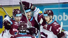 Daniel P�ibyl (vlevo) se se spoluhrá�i ze Sparty raduje ze svého gólu.