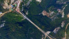 Za�átkem roku byl je�t� projekt na papí�e, dnes u� stojí. Nad ka�onem...