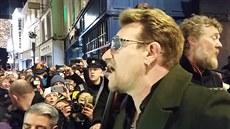 Bono z U2 s dalími hvzdami zazpíval na ulici v Dublinu.