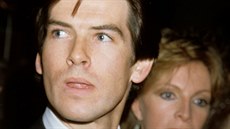 Pierce Brosnan se svou první manelkou (1983)