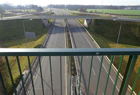 Hradubická silnice I/37 pi pohledu ze tetího patra mostní estakády na D35 u Opatovic.