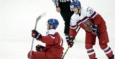 Radek Veselý (vlevo) a Filip Hronek slaví na juniorském MS eský gól v utkání...