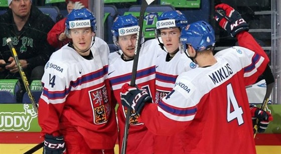 Čeští hokejisté do 20 let slaví na MS gól proti Bělorusku.