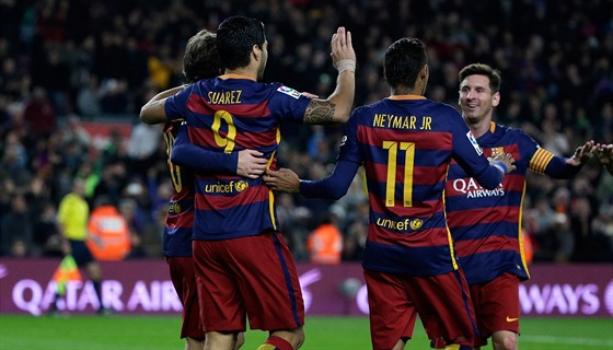 Hvzdné útoné trio Barcelony - Suárez, Neymar a Messi - se raduje z gólu.