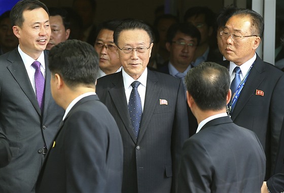 Tajemník severokorejské Strany práce Kim Jang-kon (uprosted) na snímku z íjna...