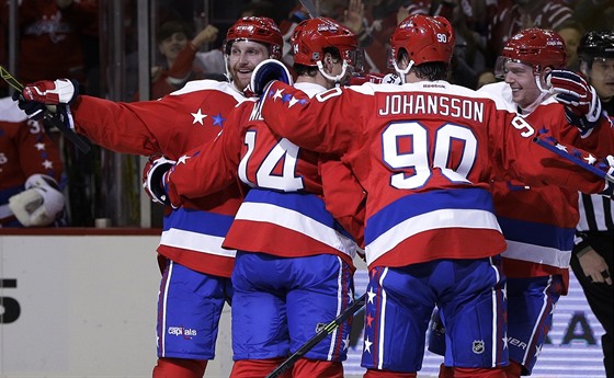 Washingtontí hokejisté Karl Alzner, Justin Williams, Marcus Johansson a...