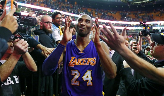 Kobe Bryant slaví s fanouky LA Lakers výhru nad Bostonem.