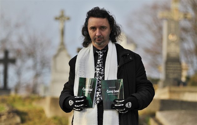 Redaktor MF Dnes Martin Jirou�ek, který napsal knihu �erný bod pojednávající o...