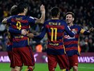 Hvzdné útoné trio Barcelony - Suárez, Neymar a Messi - se raduje z gólu.