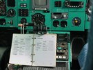 V kokpitu stále jet zstává bné vybavení - napíklad manuál s checklisty ...