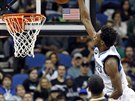 KANADSKÝ SOUBOJ. Andrew Wiggins z Minnesoty smeuje do koe Utahu, brání ho...