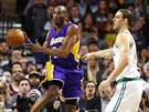 Kobe Bryant (v purpurovém dresu) z LA Lakers pihrává kolem Kellyho Olynyka z...