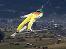 Slovinský skokan Peter Prevc se vznáí nad Garmisch-Partenkirchenem.