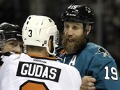 Radko Gudas z Philadelphie se pe s Joem Thorntonem ze San Jose.