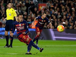 Neymar z Barcelony zahrv penaltu proti Betisu Sevilla.