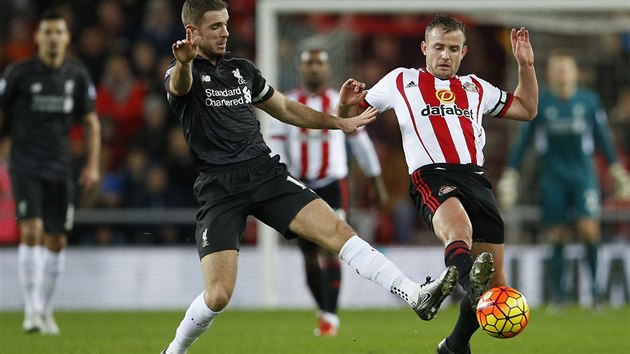 STET KAPITN. Jordan Henderson z Liverpoolu (vlevo) a Lee Cattermole (vpravo) v souboji o m.