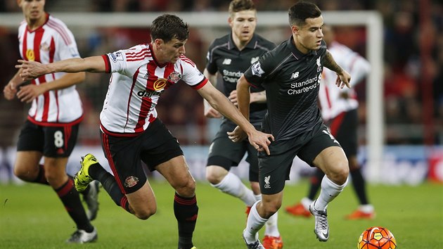 Billy Jones ze Sunderlandu sth zlonka Liverpoolu Philippeho Coutinha, kter domcmu obrnci unik s mem u kopaky.