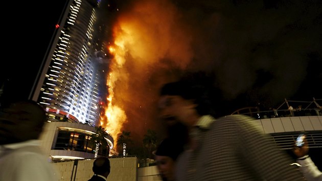 Lid utkaj od hotelu v centru Dubaje, kter zachvtil por (31. 12. 2015)