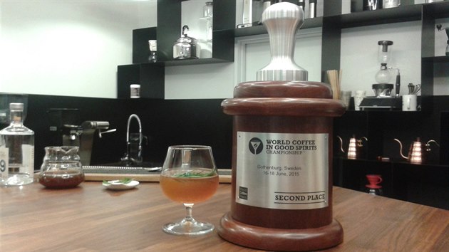 Kávový alkoholický drink Rosemary a ocenění vícemistra, které za něj Ondřej Hurtík získal na baristickém mistrovství světa.