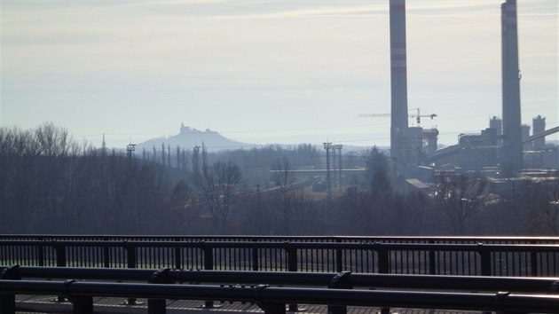 Z vrchního patra je vidět jak na blízkou opatovickou elektrárnu, tak i na nedalekou Kunětickou horu.