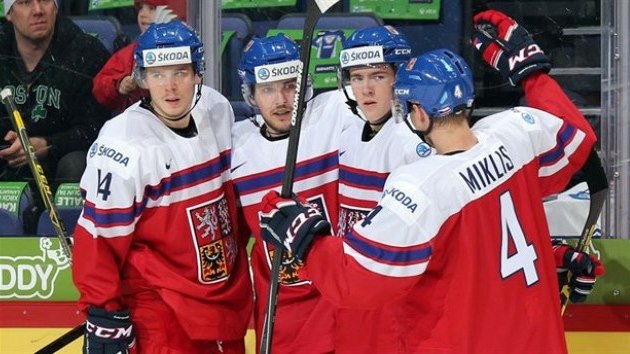 Čeští hokejisté do 20 let slaví na MS gól proti Bělorusku.
