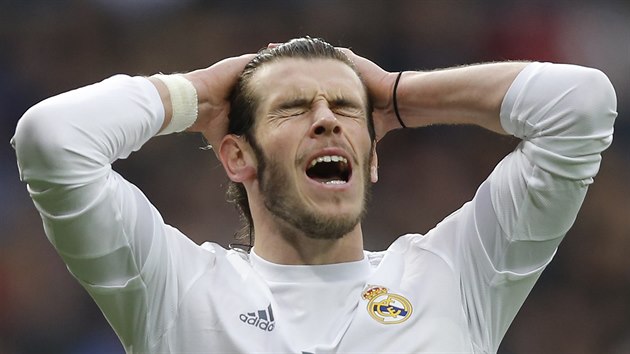 Gareth Bale z Realu Madrid lituje zahozen ance.