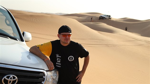 Martin Prokop s Toyotou Hilux pi trninku na psench dunch ped Rallye Dakar.
