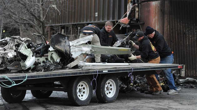 Dlnci odvej trosky jednomotorovho letounu, kter na Aljace narazil do dvou budov (30. prosince 2015).