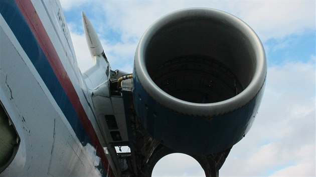 Pohled na levou motorovou gondolu novjho letounu s registranm slem 1003. Motory byly demontovny u v zim 2014.