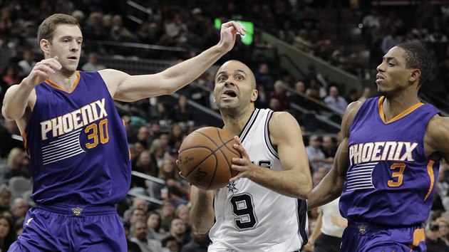 Tony Parker (uprosted) ze San Antonia pronik ke koi Phoenixu mezi Jonem Leuerem (vlevo) a Brandonem Knightem.