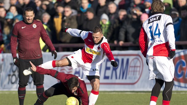 Silvestrovsk fotbalov derby: Jan Flachbart ze Sparty (druh zleva) bojuje o m s Luboem Kozlem ze Slavie (druh zprava).