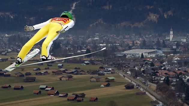 Slovinsk skokan Peter Prevc se vzn nad Garmisch-Partenkirchenem.