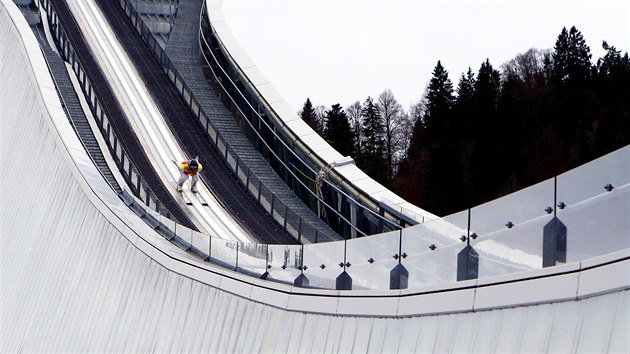 Slovinsk skokan Peter Prevc na mstku v Garmisch-Partenkirchenu.