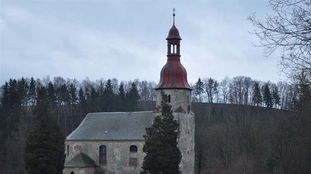 Sudetské pastorále: kostel Navštívení Panny Marie v Horním Vítkově svojí zubožeností dojímá už na dálku.